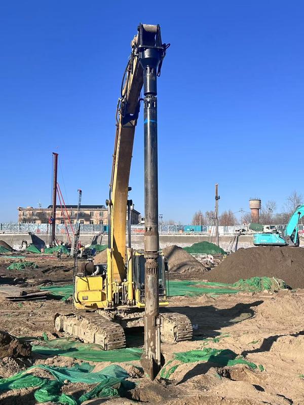 Vibroflot hydraulique avec un poids de 1700 kg, une force centrifuge maximale de 220 kN et une vitesse maximale de 0-2600 tr/min pour le compactage par vibration sur excavatrice