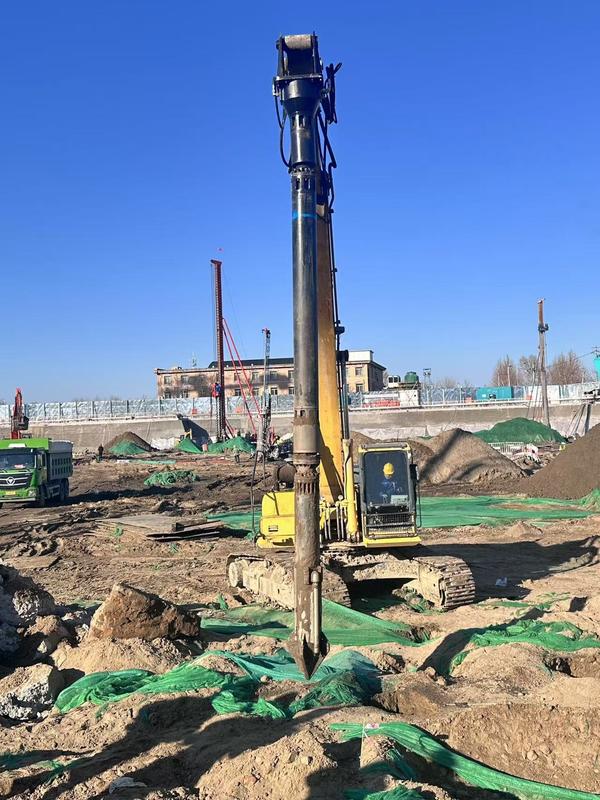 Vibroflot hydraulique avec un poids de 1700 kg, une force centrifuge maximale de 220 kN et une vitesse maximale de 0-2600 tr/min pour le compactage par vibration sur excavatrice